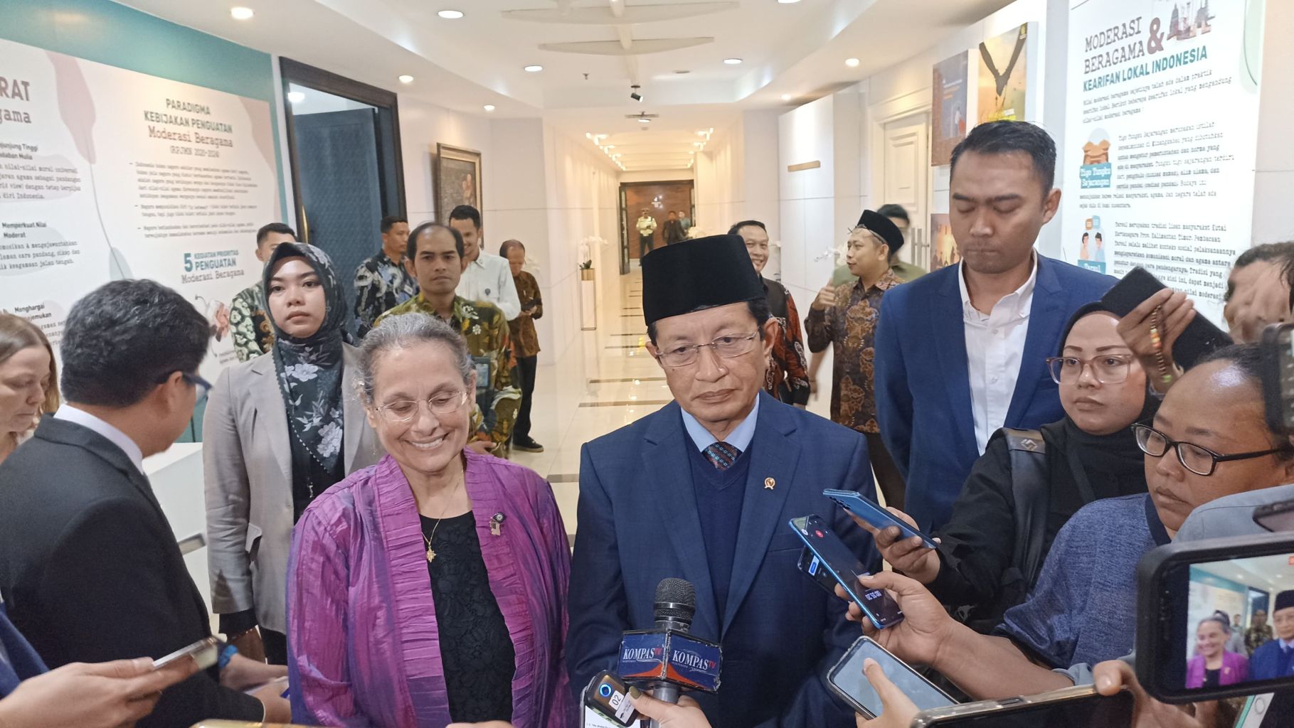 Menag Nasaruddin Umar dan Dubes AS untuk Indonesia Kamala S. Lakhdhir memberikan keterangan kepada wartawan di Jakarta, Rabu (8/1). (HUMAS KEMENAG) - Image