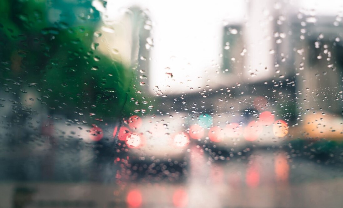 Hujan saat berkendara / Freepik - Image