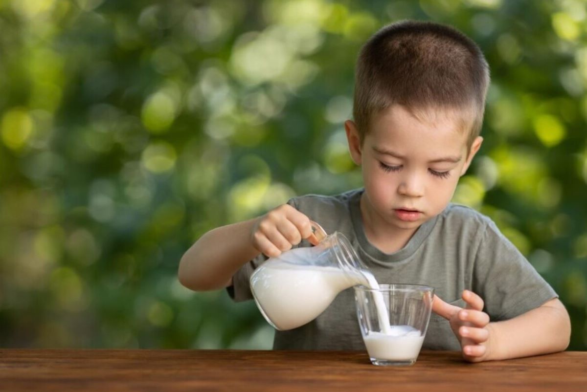 Ilustrasi minum susu. (Freepik) - Image