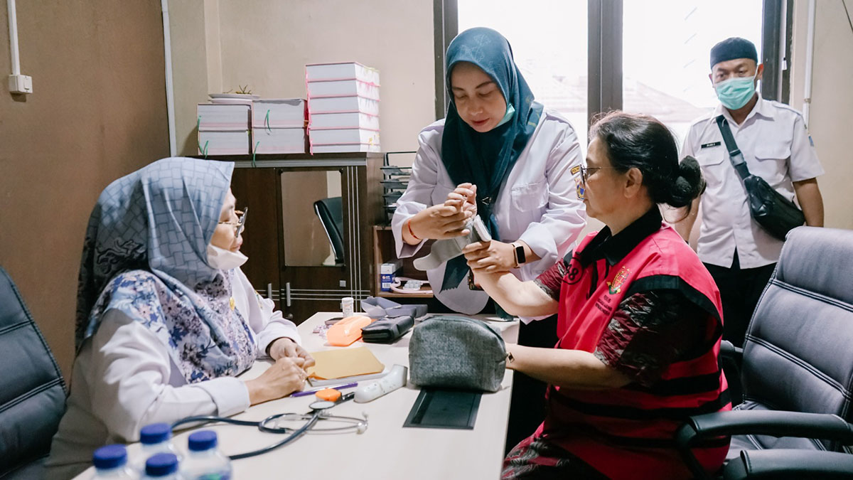 Tersangka Meirizka Widjaja (Ibu Ronald Tannur) saat menjalani pelimpahan tahap II pada Rabu (8/1).(Puspenkum Kejagung) - Image