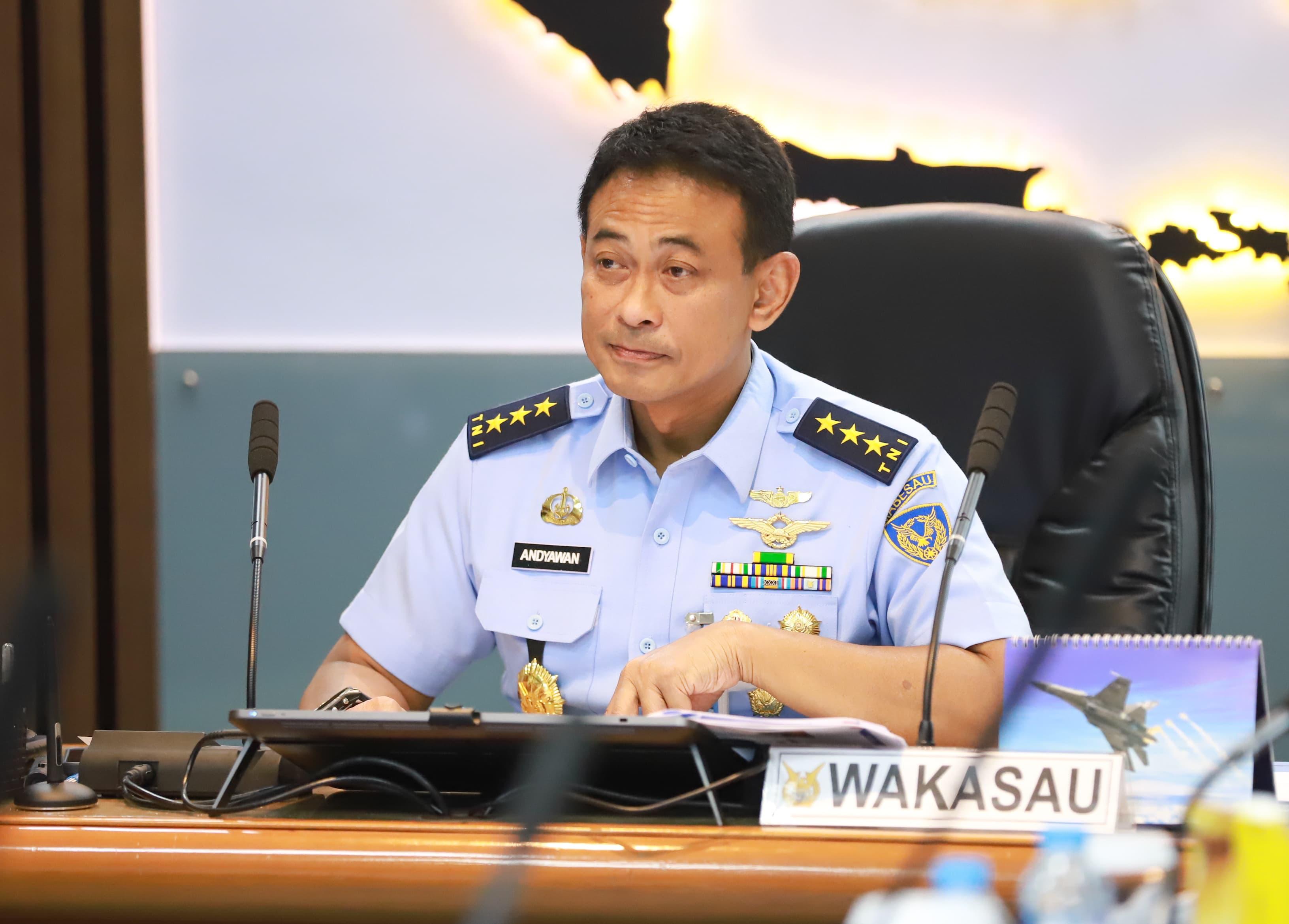 Wakil KSAU Marsekal Madya TNI Andyawan Martono Putra memimpin langsung rapat evaluasi Rudal Manpads QW-19 dan Rudal Chiron dalam Latihan Angkasa Yudha. (Dispenau). - Image