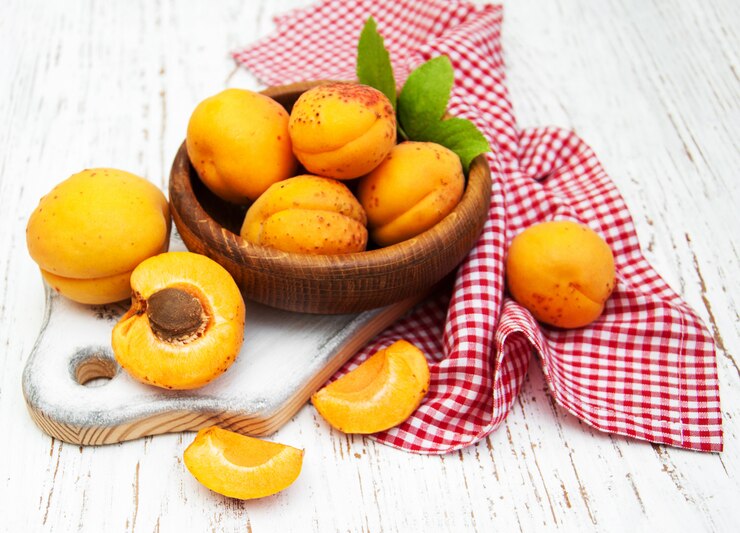 Ilustrasi buah aprikot (rudoelena/freepik) - Image