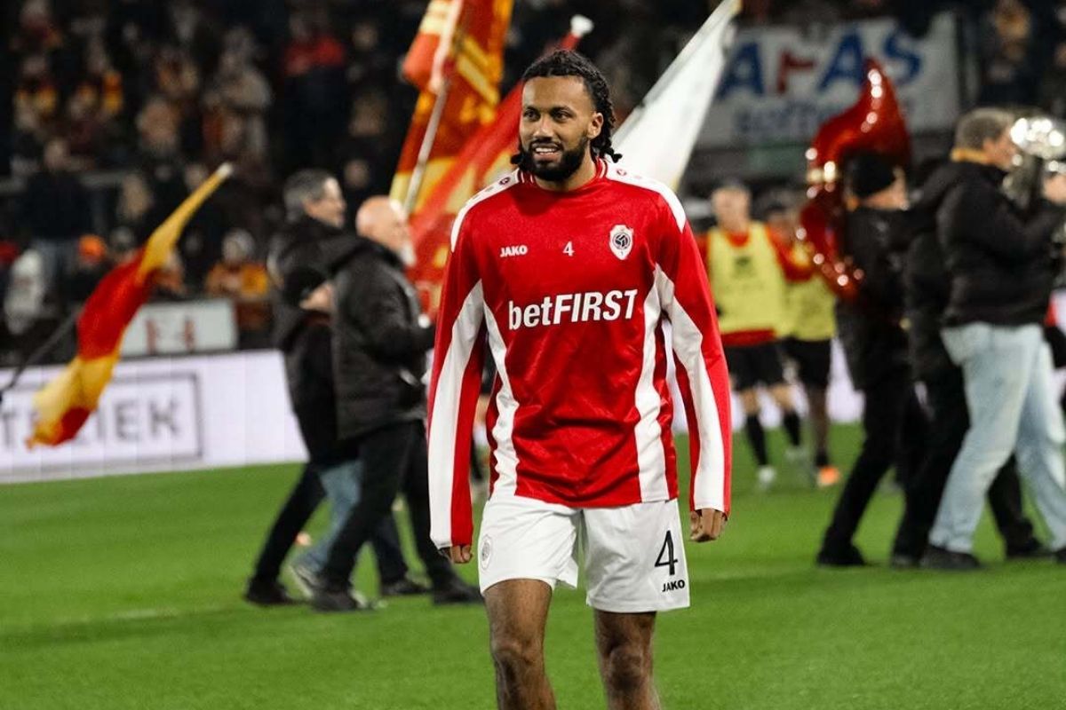Calon pemain TImnas Indonesia, Jairo Riedewald melakukan pemanasan sebelum melakukan debutnya bersama royal antwerp. (instagram/royal_antwerp_fc) - Image