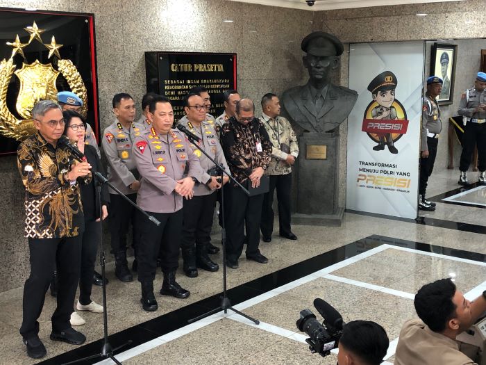 Ketua KPK Setyo Budiyanto bersama Kapolri Jenderal Polisi Listyo Sigit Prabowo usai pertemuan di Mabes Polri pada Rabu (8/1). (Syahrul Yunizar/JawaPos.com) - Image