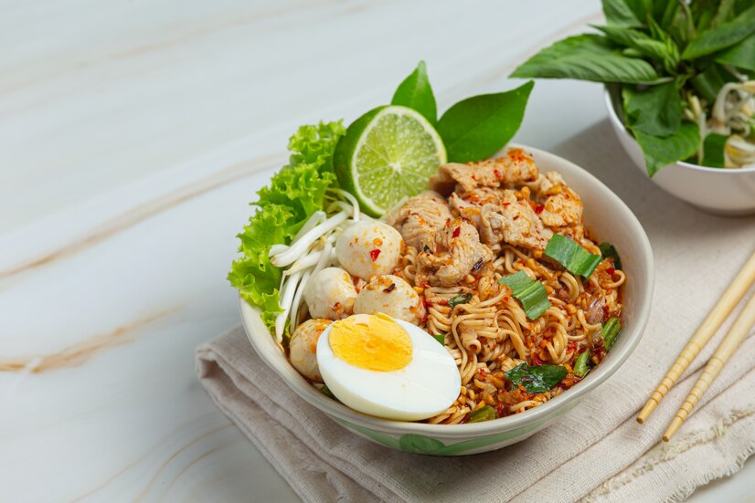 mie kuah pedas yang cocok saat hujan (jcomp/freepik) - Image