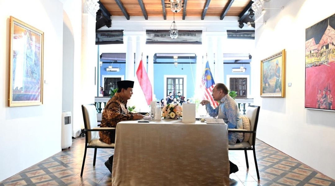 Presiden Prabowo Subianto melakukan pertemuan dengan Perdana Menteri (PM) Malaysia Anwar Ibrahim di Rumah Tangsi, Kuala Lumpur, Malaysia, pada Kamis (9/1). (Setpres) - Image