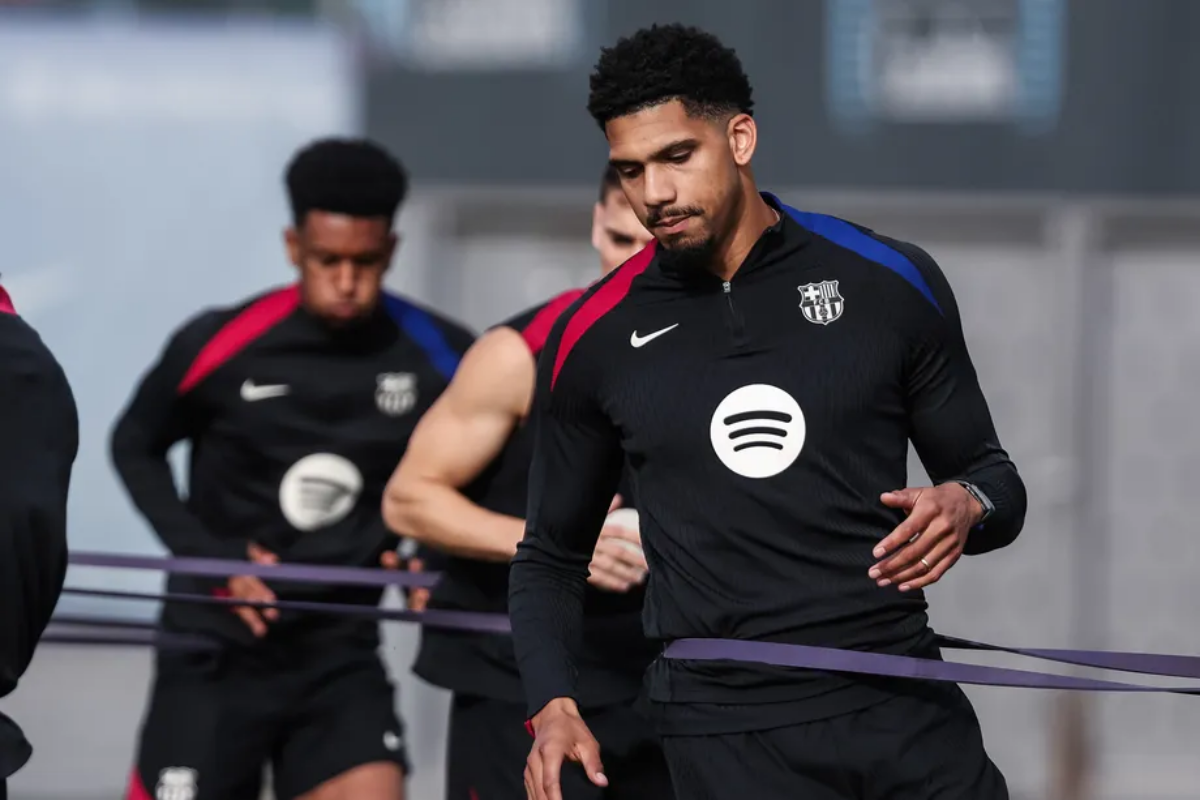 Ronald Araujo di Sesi Latihan bersama Barcelona (Javier Borrego/Europa Press) - Image