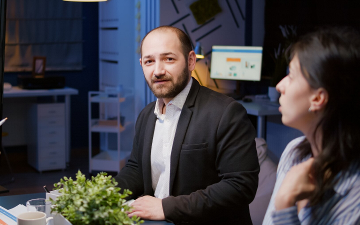 ilustrasi seseorang yang mengangkat derajat orang tua setelah menjadi orang penting - Image