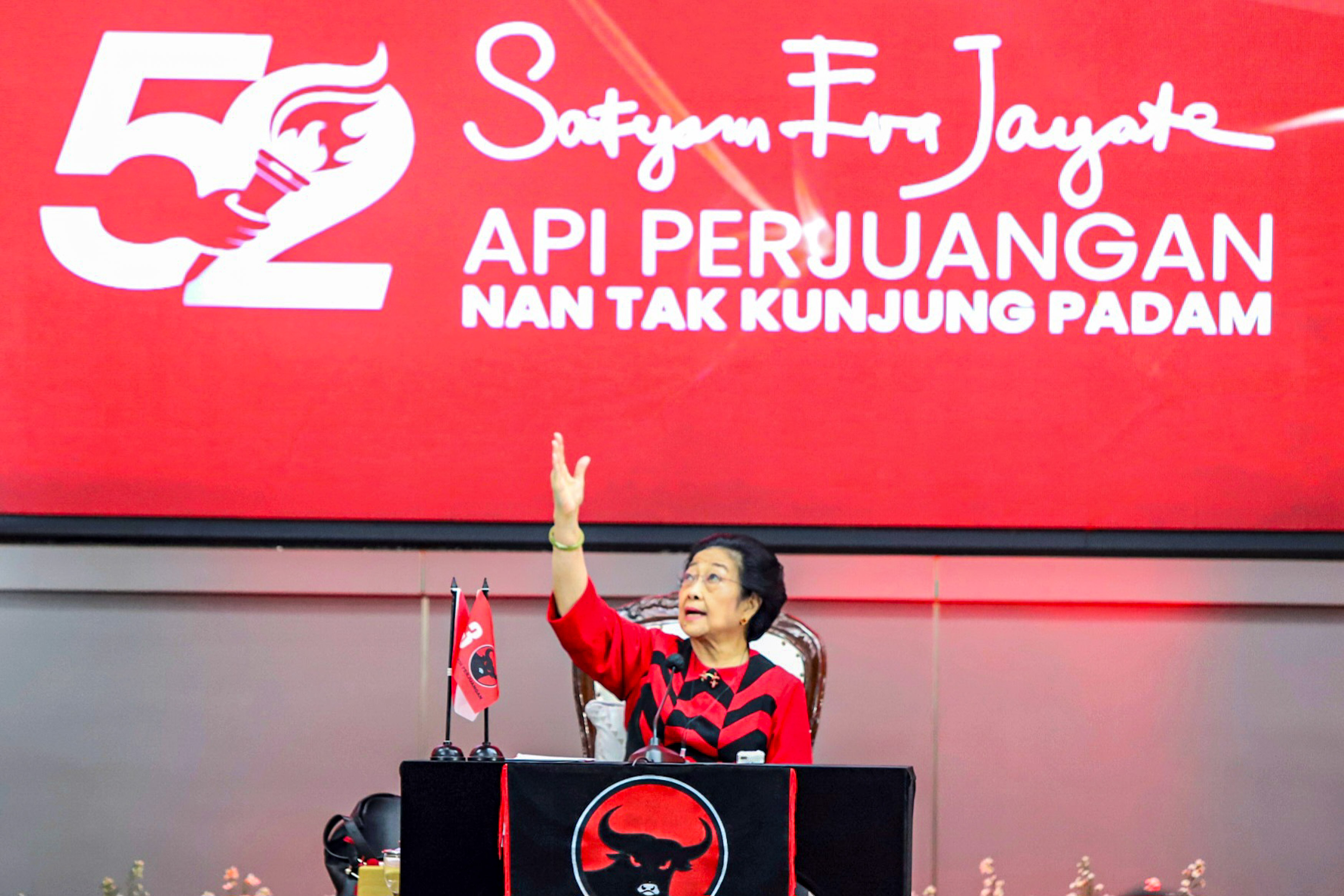 Ketua Umum PDIP Megawati Soekarnoputri berpidato pada HUT ke-52 PDIP di Sekolah Partai, Lenteng Agung, Jumat (10/1). (Dery Ridwansah/JawaPos.com) - Image