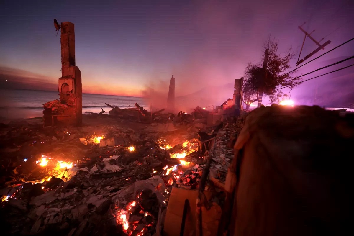 Sebuah rumah di sepanjang Pacific Coast Highway, Malibu, terbakar dalam kebakaran Palisades pada Kamis (9/1/2025). (LA Times) - Image