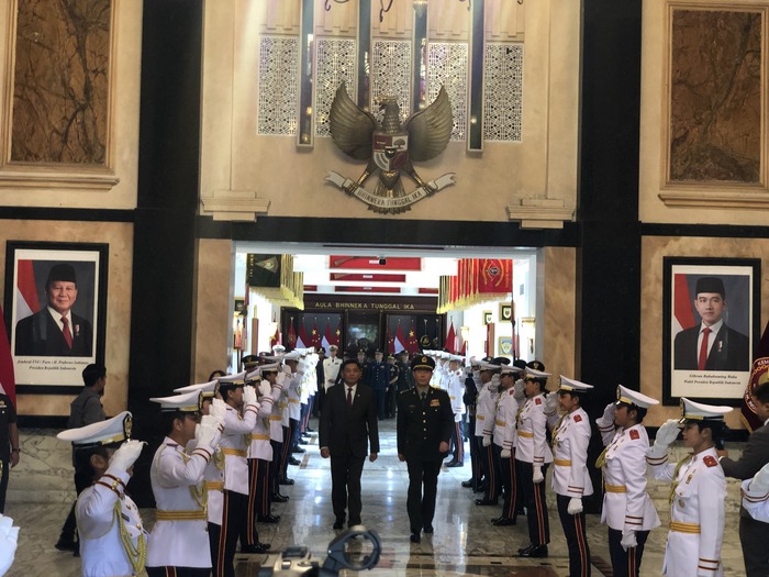Menhan Sjafrie Sjamsoeddin usai bertemu dengan Kepala Staf Gabungan Angkatan Bersenjata Republik Rakyat Tiongkok (RRT) Jenderal Liu Zhenli. (Syahrul Yunizar/JawaPos.com). - Image