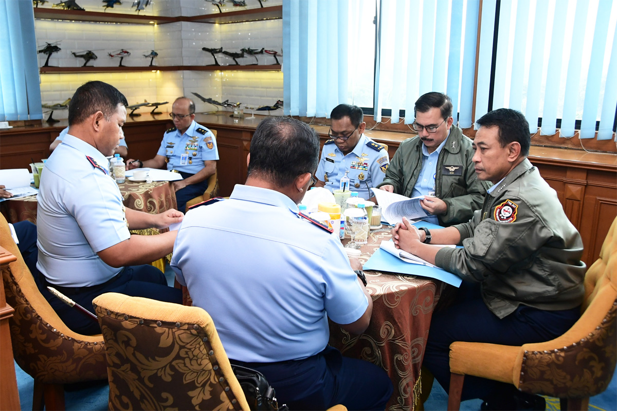 Wakil Kepala Staf Angkatan Udara Marsekal Madya TNI Andyawan Martono Putra berdiskusi dengan sejumlah pejabat tinggi TNI AU untuk merumuskan strategi TNI AU di masa depan. (Dispenau). - Image