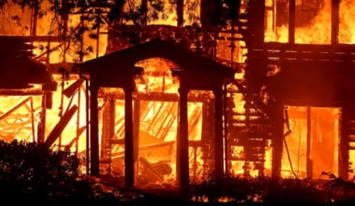 Kondisi rumah yang terdampak dari kebakaran di Los Angeles (The Guardian) - Image