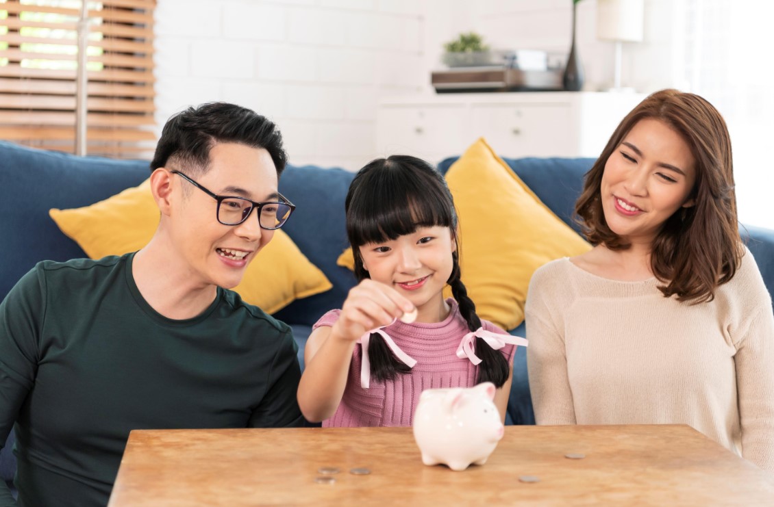 Ilustrasi mengajari anak belajar keuangan (our-team/freepik.com) - Image