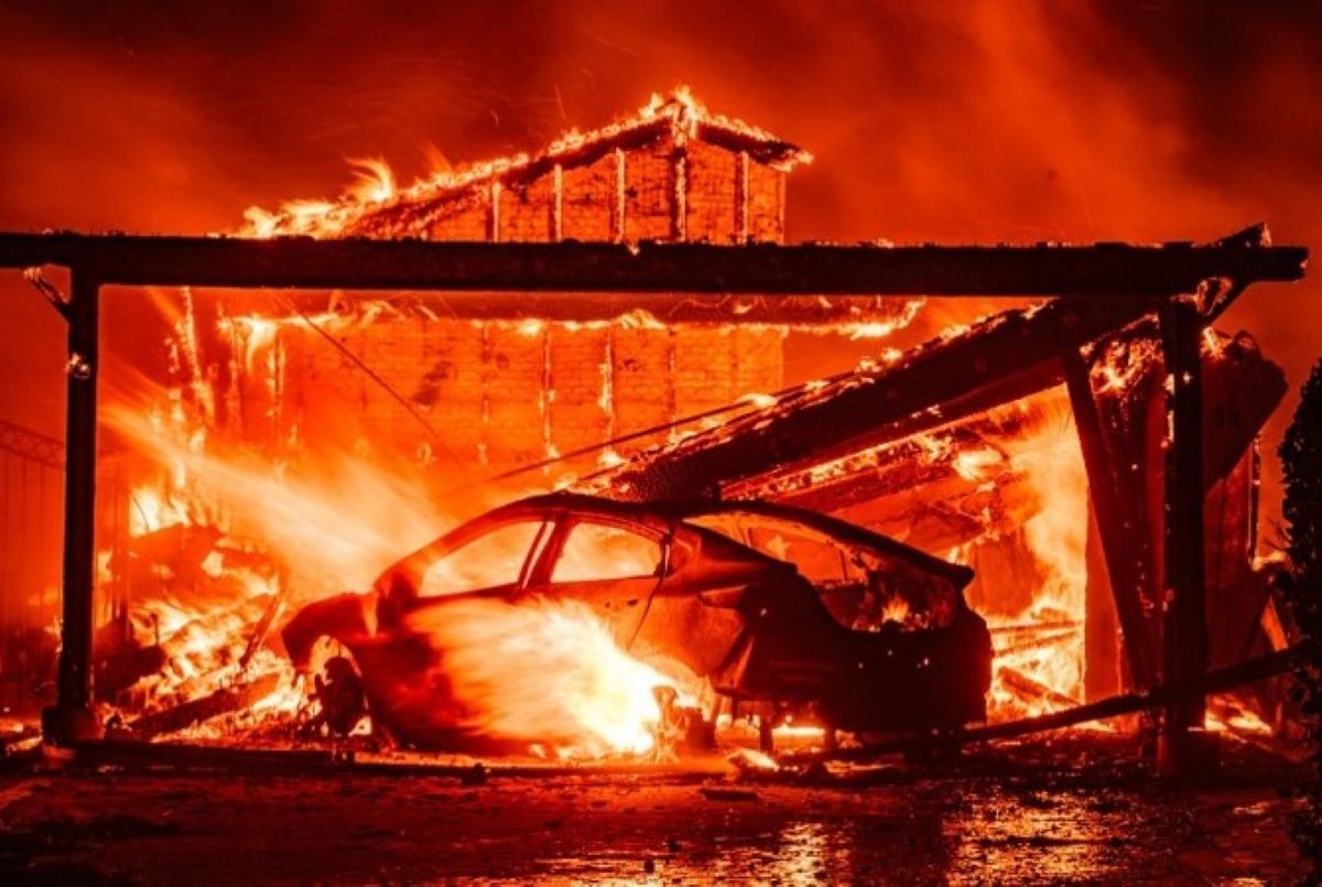 Kebakaran Palisades menghancurkan sekitar 5.300 bangunan, dan 4.000 bangunan lainnya rusak atau hancur dalam kebakaran Eaton yang melanda wilayah Altadena. (CTV) - Image