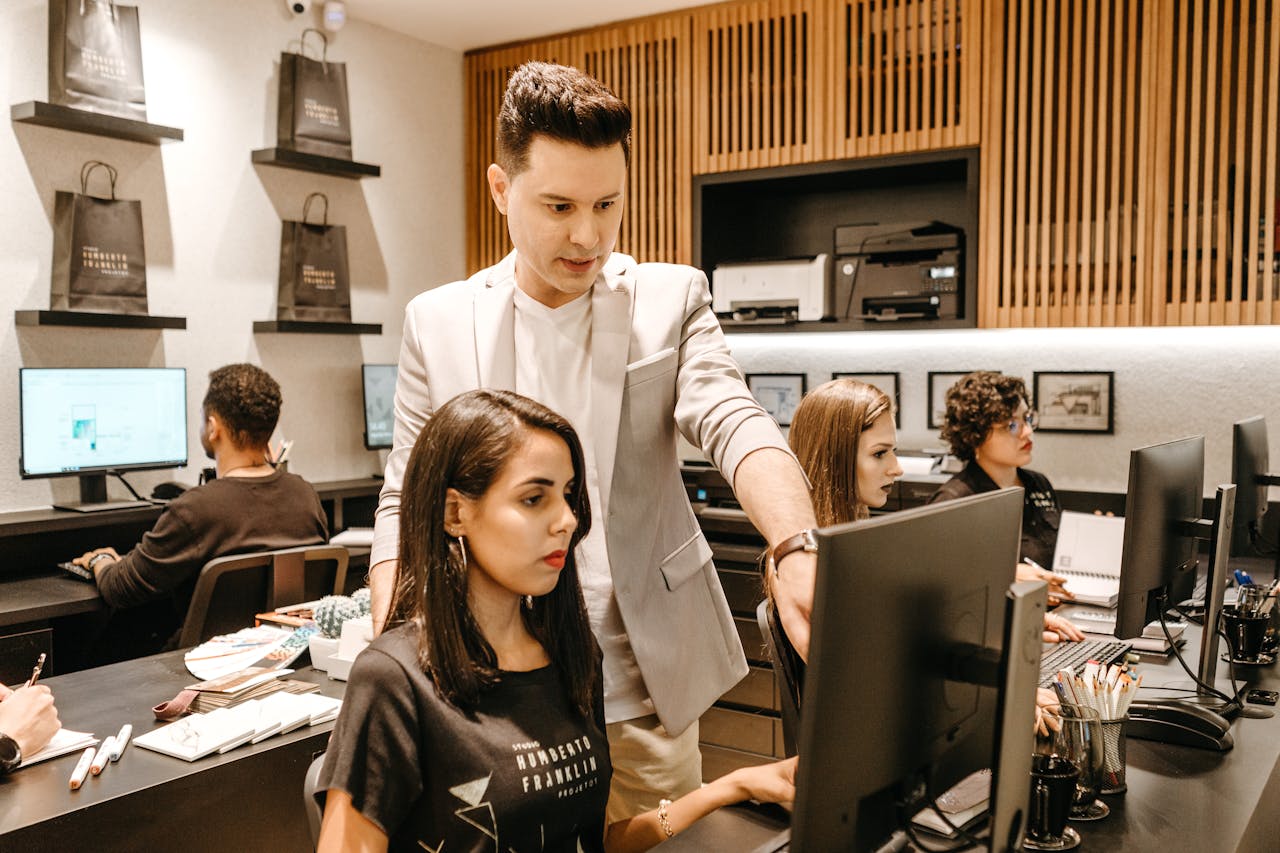 6 Tanda Seseorang Bersikap Baik Kepada Anda Hanya Karena Ada Maunya dan Mencari Keuntungan Pribadi./Pexels. - Image