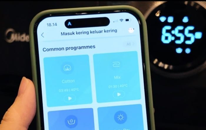 Perkembangan teknologi bisa mengontrol aktivitas mencuci melalui smartphone. - Image
