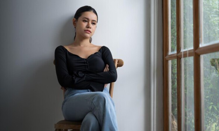 Ilustrasi wanita yang sering merasa bersalah karena cenderung tidak menyukai dirinya sendiri. (Freepik) - Image