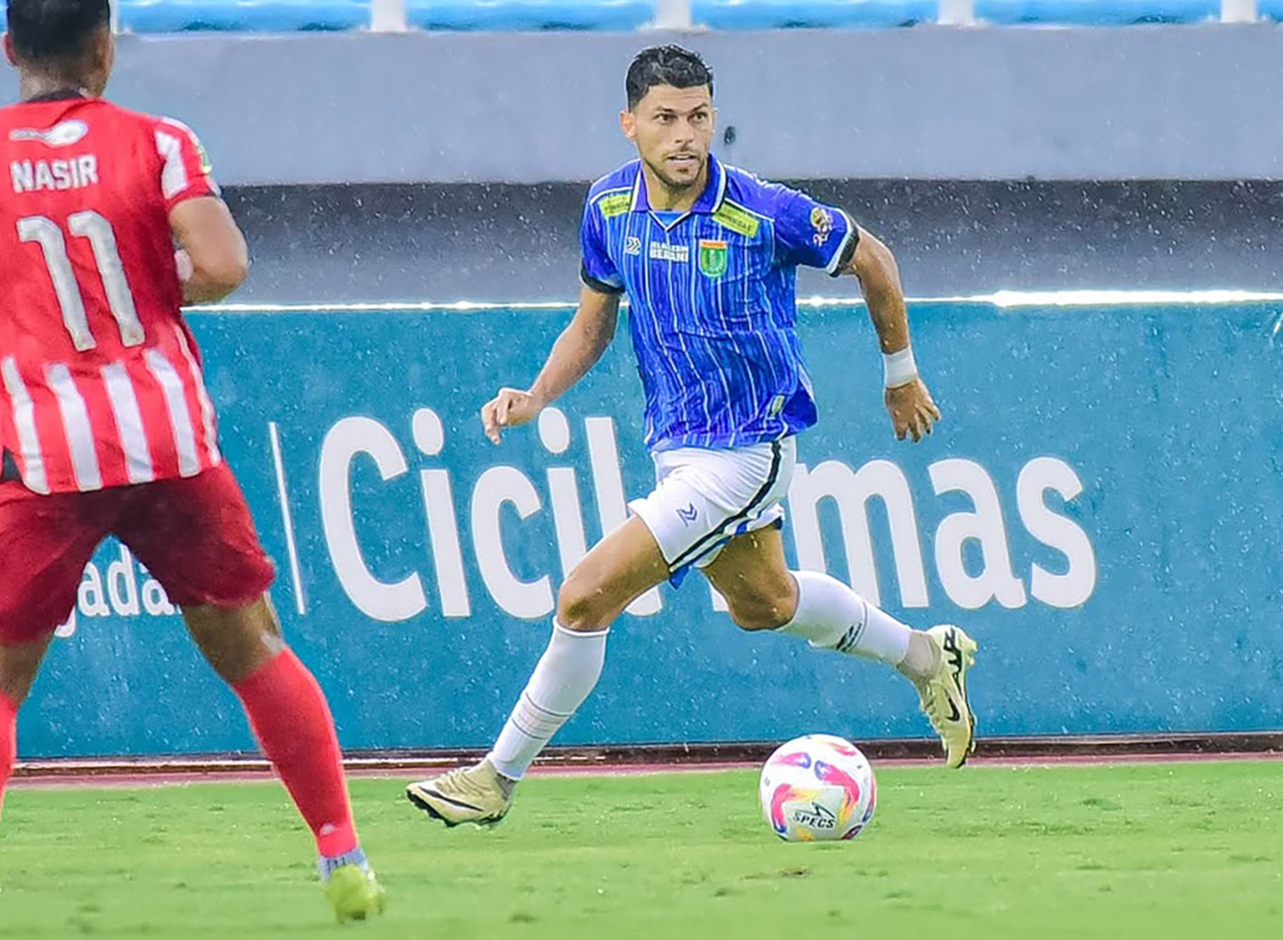 Victor Barata saat beraksi bersama Persibo Bojonegoro melawan Deltras. (Dok. Instagram/persibo.bojonegoro) - Image