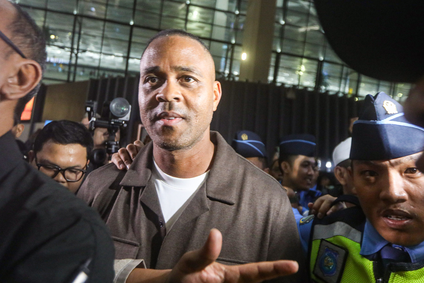 Pelatih baru Timnas Indonesia, Patrick Kluivert saat tiba dari pintu kedatangan Terminal 3 Bandara Internasional Soekarno Hatta, Tangerang, Banten, Sabtu (11/1/2025). (Salman Toyibi/Jawa Pos) - Image
