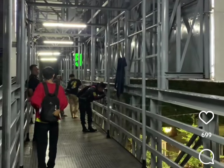 Masyarakat yang sibuk berburu Koin Jagat di Surabaya. (Instagram @surabayasiders) - Image