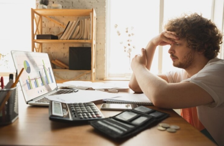 Ilustrasi orang yang tumbuh di keluarga yang selalu stres tentang keuangan./Freepik. - Image