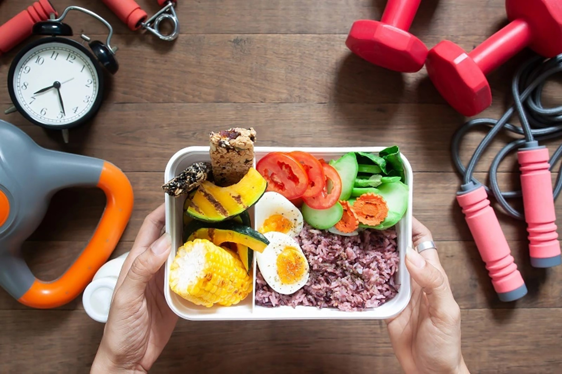 Ilustrasi Makanan dan Olahraga. (Dok. Siloamhospitals) - Image