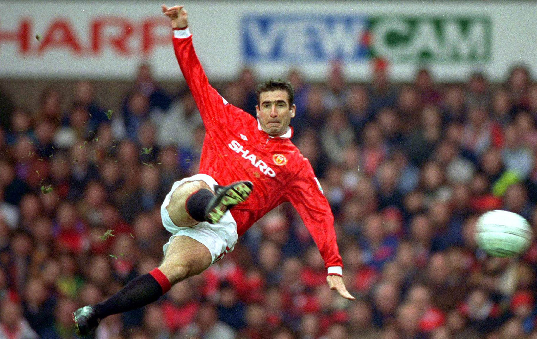 Gol indah Eric Cantona. - Image