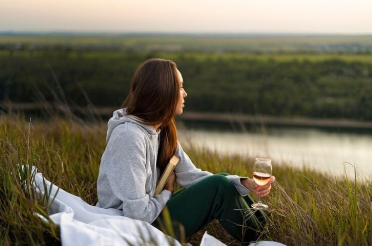 Ilustrasi- Orang yang tumbuh dalam keluarga sederhana (pikisuperstar-freepik) - Image