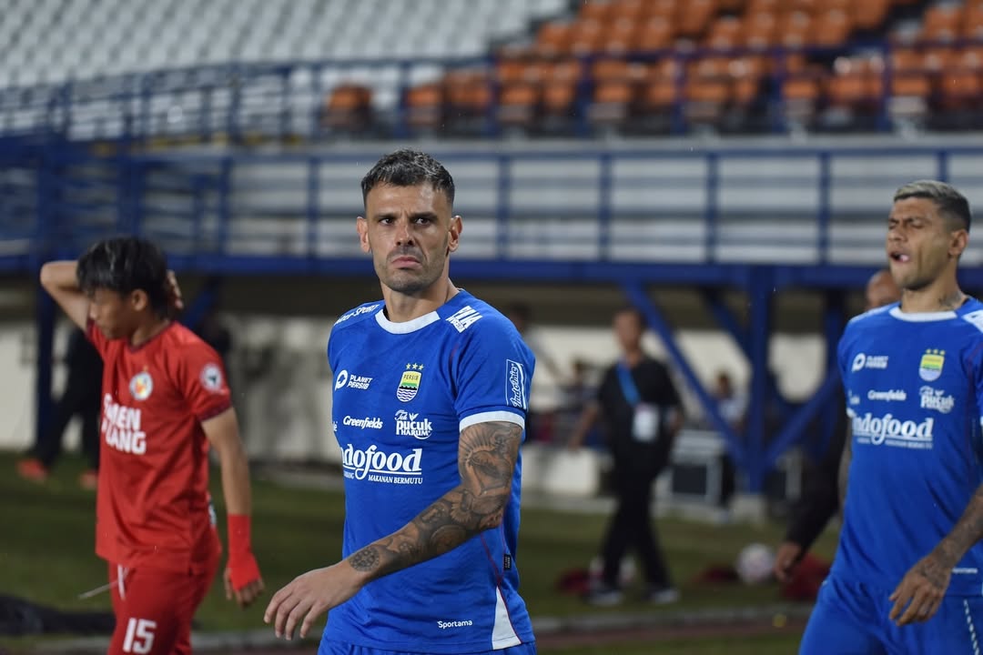 Tyronne del Pino siap mengantarkan Persib meraih kemenangan di markas PSBS Biak. (Instagram/tyronne11) - Image