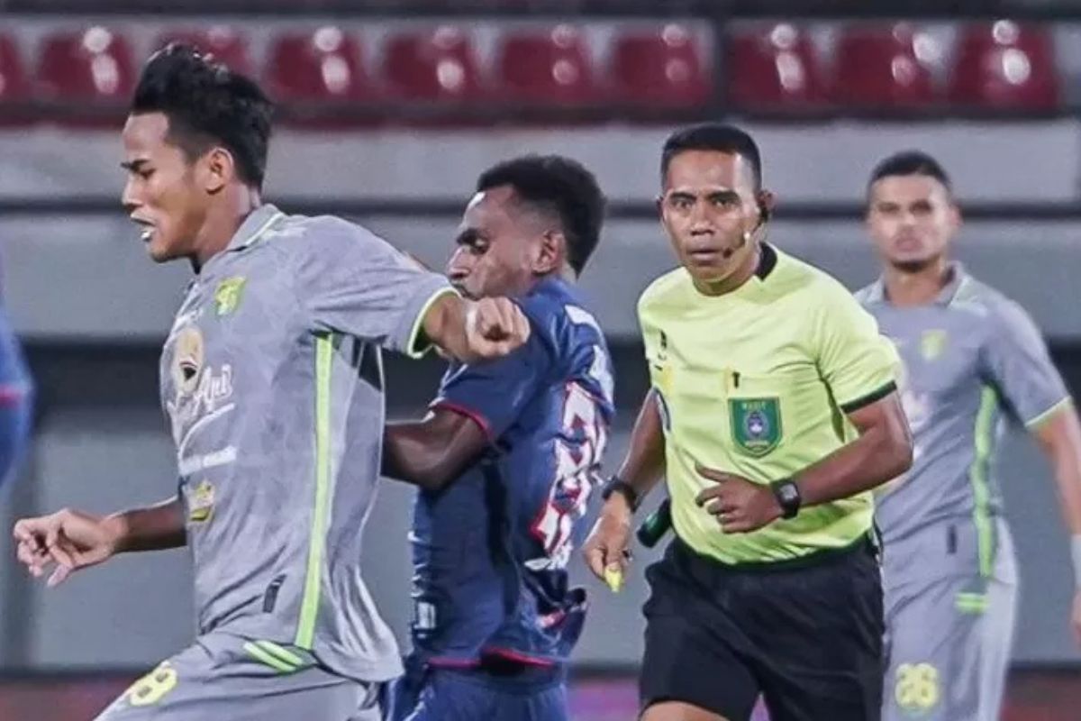 Wasit Gedion Dapaherang catat 16 penalti yang pernah diberikannya kepada tim di Liga 1 Indonesia sejak musim 2021/2022 hingga 2024/2025. (Media Persebaya) - Image