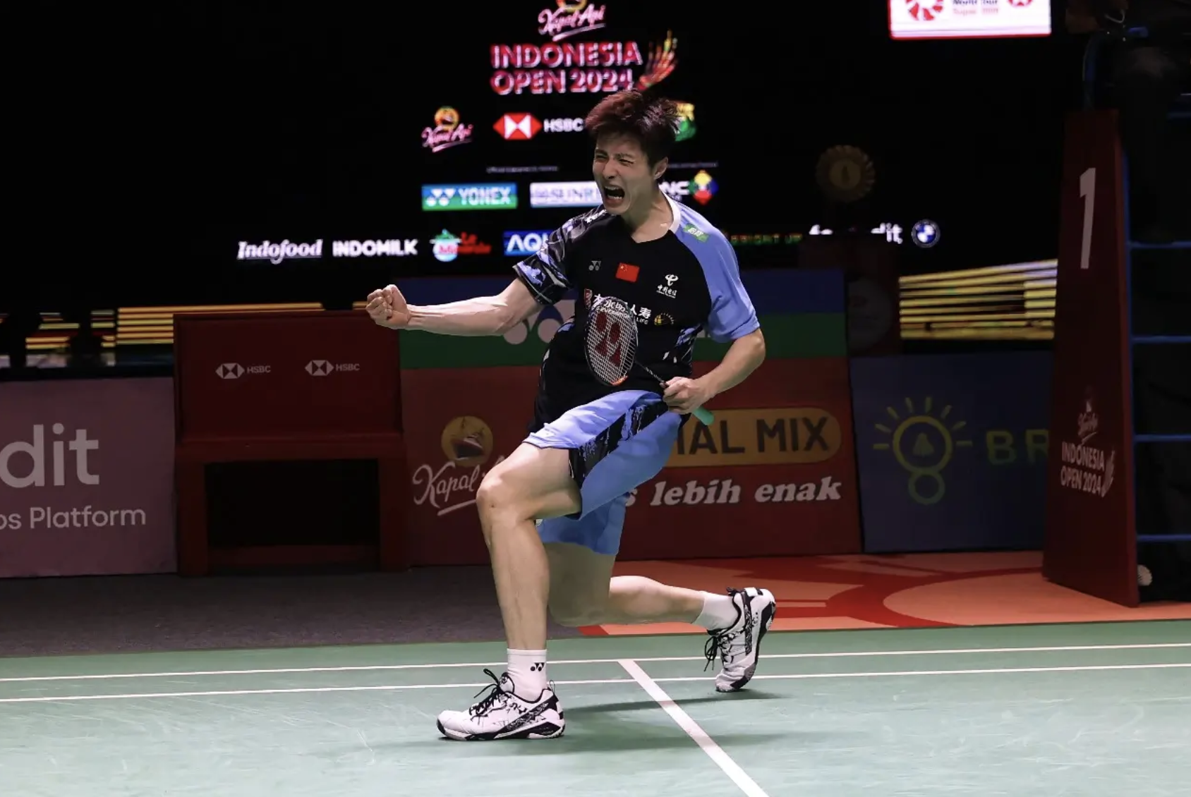Pebulu tangkis tunggal putra Tiongkok, Shi Yu Qi. Dia akan terlibat pada semifinal Malaysia Open 2025. (Foto: DOK. PBSI) - Image