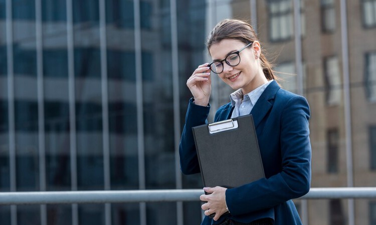 Ilustrasi wanita yang terstruktur dan rapi dalam menjalani kebiasaan sehari-hari. (Freepik) - Image