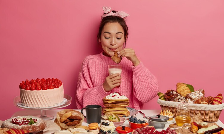 Ilustrasi wanita salah mengartikan tujuan makan. (Freepik) - Image