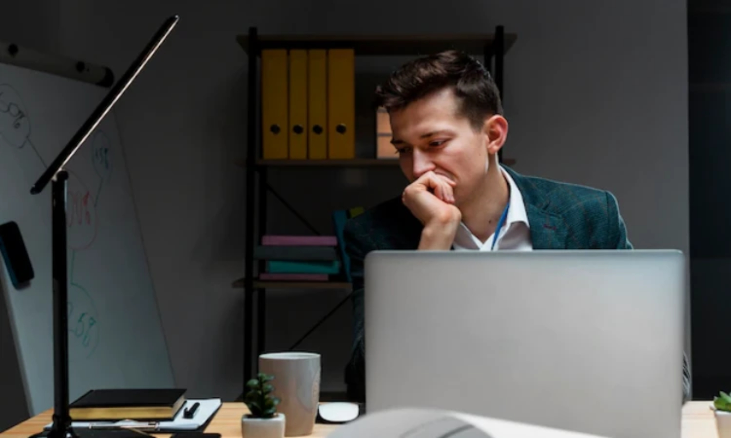 Ilustrasi pria yang terjebak dalam status-quo serta kehidupan yang monoton. (Freepik) - Image