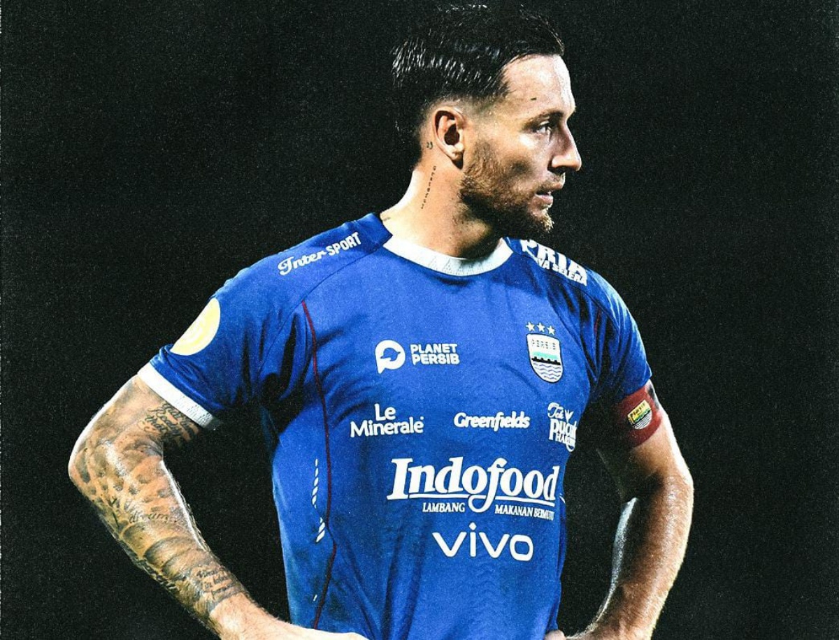 Marc Klok saat membela Persib Bandung di Liga 1. Dirinya berhasil mencatatkan 100 penampilan untuk Maung Bandung. (Instagram Marc Klok) - Image