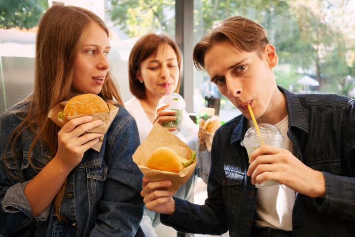 ilustrasi seseorang yang sering kali makan makanan fast food - Image