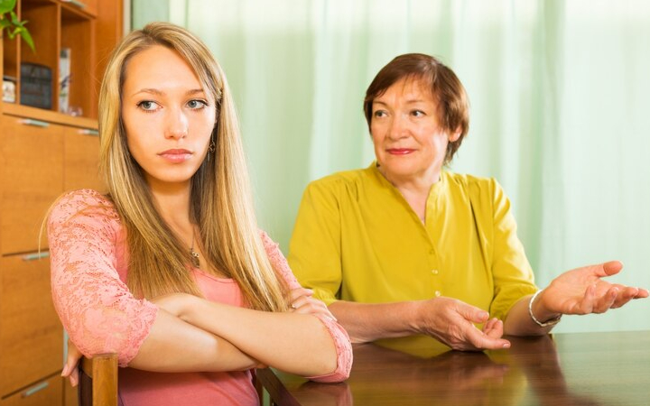 ilustrasi seseorang yang menjauhi orang tua seiring bertambahnya usia. - Image