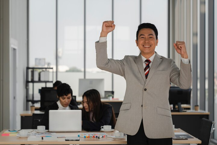 ilustrasi seseorang yang sukses dalam waktu kurang dari setahun. - Image