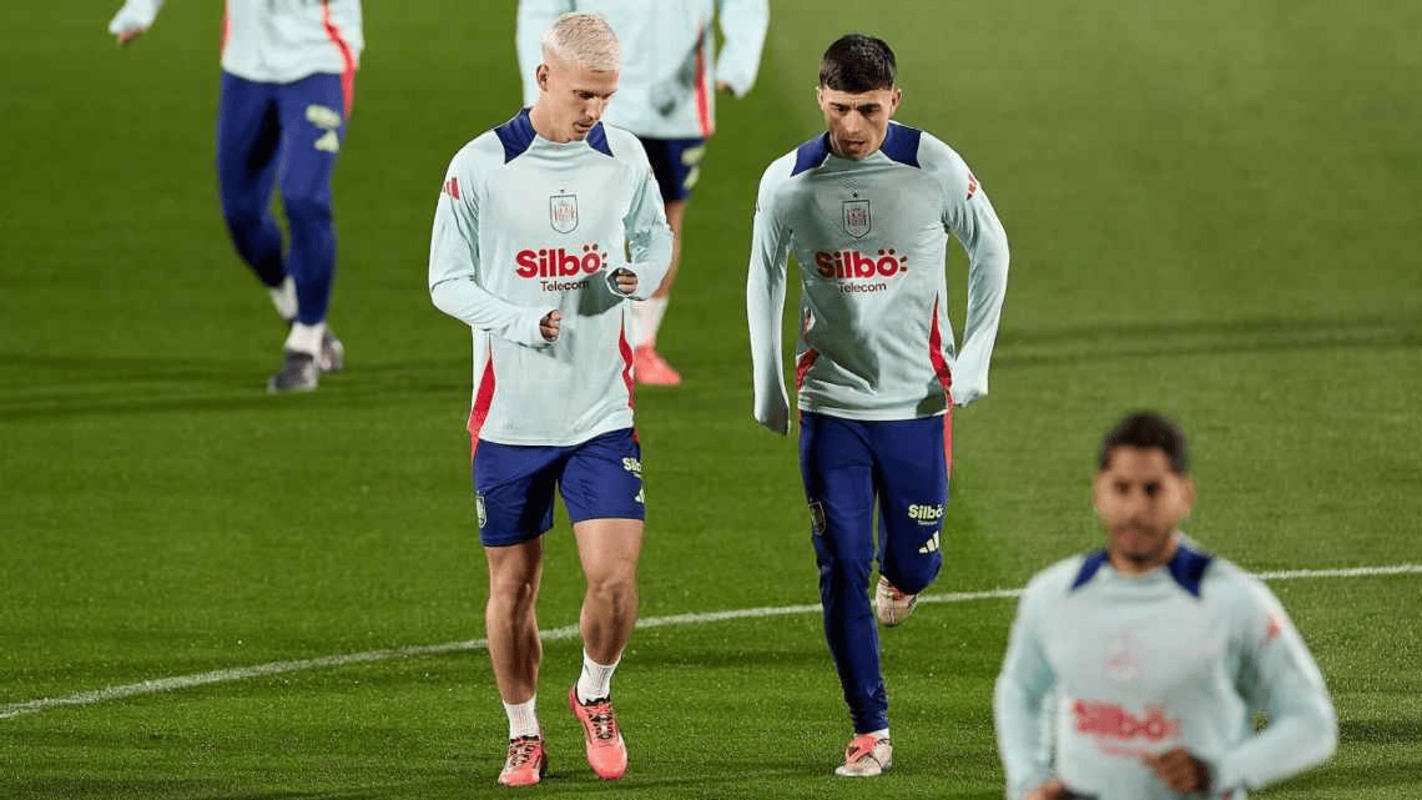 Dani Olmo (kiri) dan Pedri (kanan) saat latihan bersama di timnas Spanyol. (Federico Titone/SOPA Images) - Image