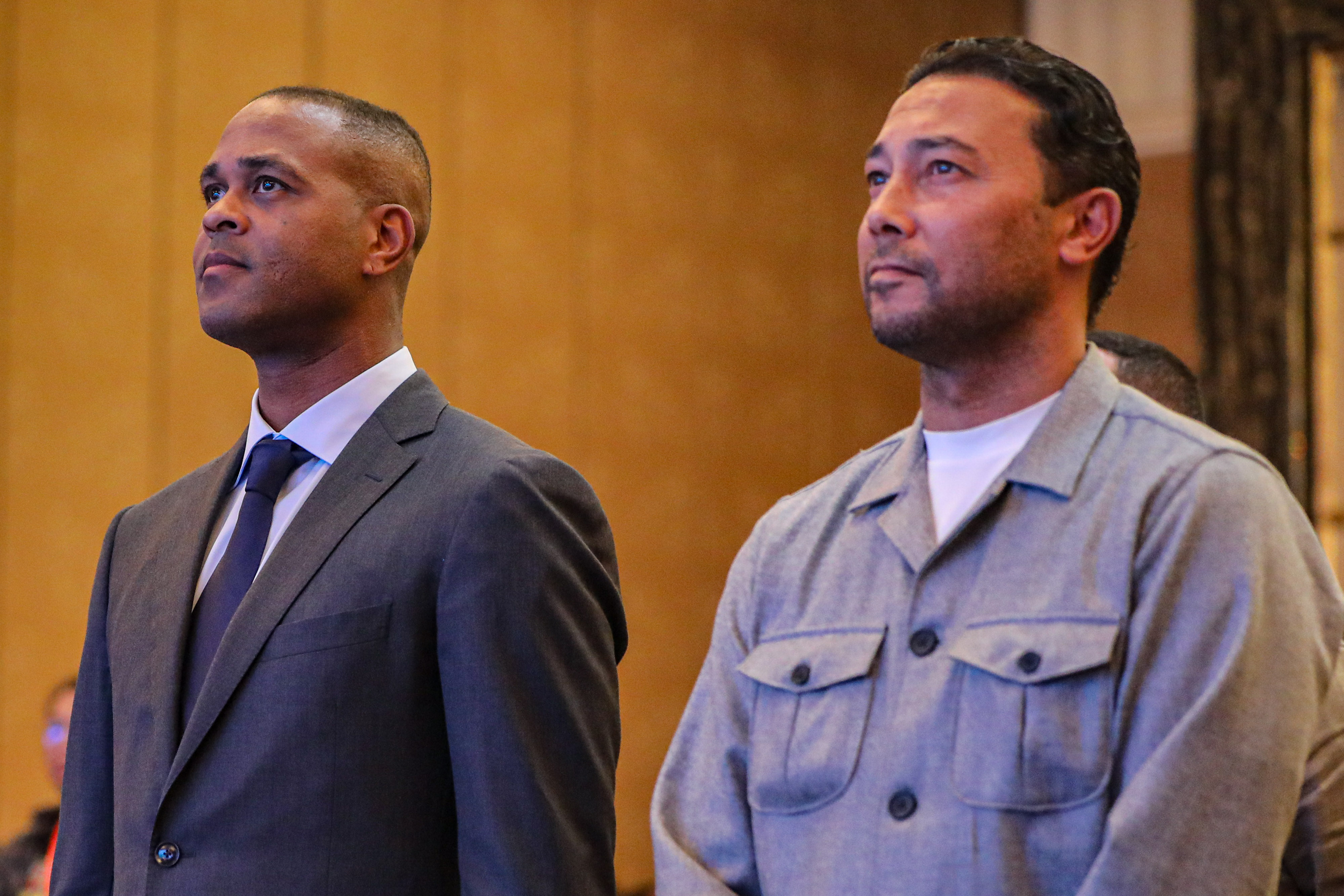 Pelatih Kepala Timnas Indonesia Patrick Kluivert dan Asisten Pelatih Timnas Denny Landzaat saat perkenalan di Jakarta. (Salman Toyibi/ Jawa Pos) - Image