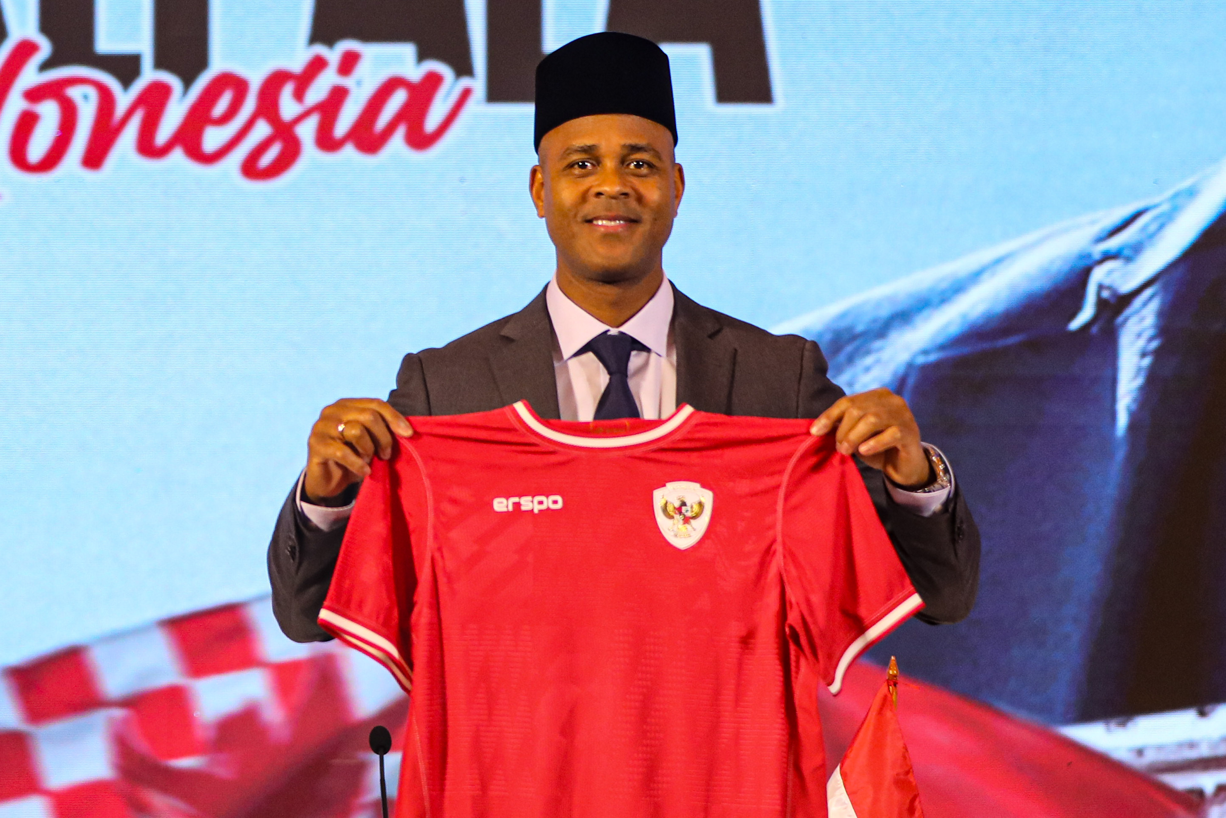 Pelatih Kepala Timnas Indonesia Patrick Kluivert menunjukkan jersey Timnas Indonesia di Jakarta. (Salman Toyibi/ Jawa Pos) - Image