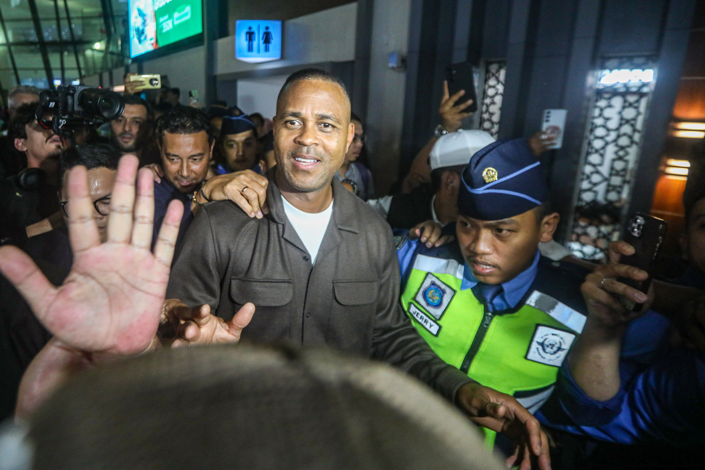 Pelatih baru Timnas Indonesia, Patrick Kluivert saat tiba dari pintu kedatangan Terminal 3 Bandara Internasional Soekarno Hatta, Tangerang, Banten, Sabtu (11/1/2025). (Salman Toyibi/Jawa Pos) - Image