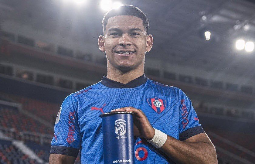Diego Leon dengan Seragam Cerro Porteño. (Dok. Nogomania) - Image