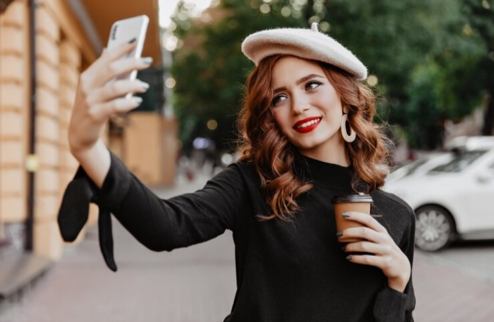 Ilustrasi orang yang selalu tampil kaya raya di media sosial tapi sebenarnya tidak di dunia nyata - Image