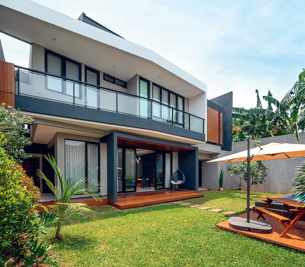 BUKAAN BESAR: Ruang utama menuju taman dihubungkan pintu sliding sehingga penghuni dapat menikmati view taman dari dalam. (FOTO: WALKTHRU STUDIO) - Image