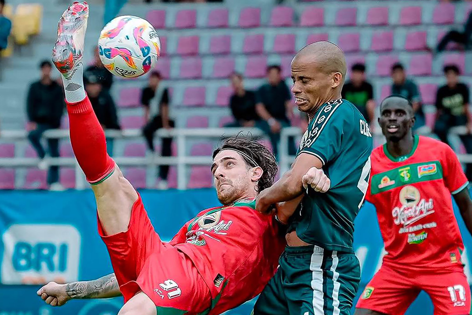 Debut Dejan Tumbas (kiri) saat melawan PSS Sleman tuai pujian Paul Munster (Dok. @dejant19) - Image