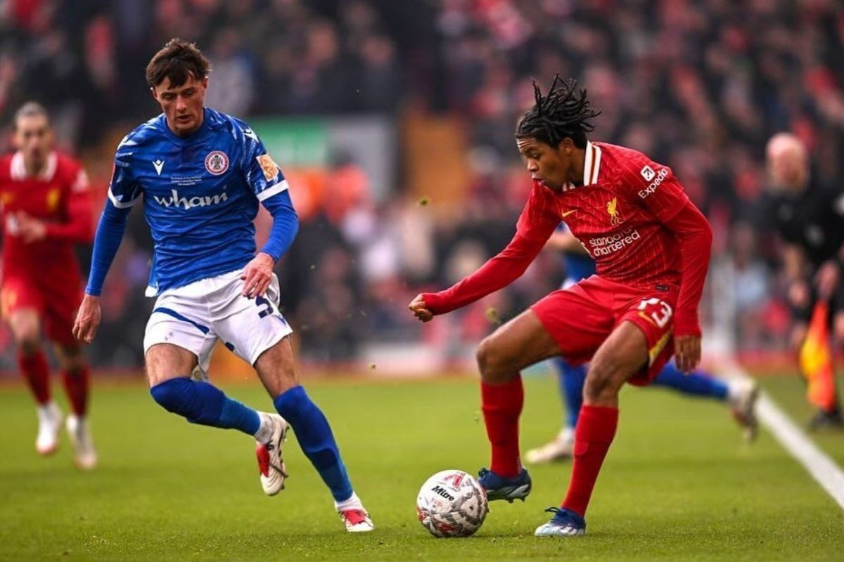 Aksi Rio Ngumoha melakukan debut bersama Liverpool di ajang FA Cup tadi malam (11/1). (Dok. Instagram/@rio_ngumoha) - Image