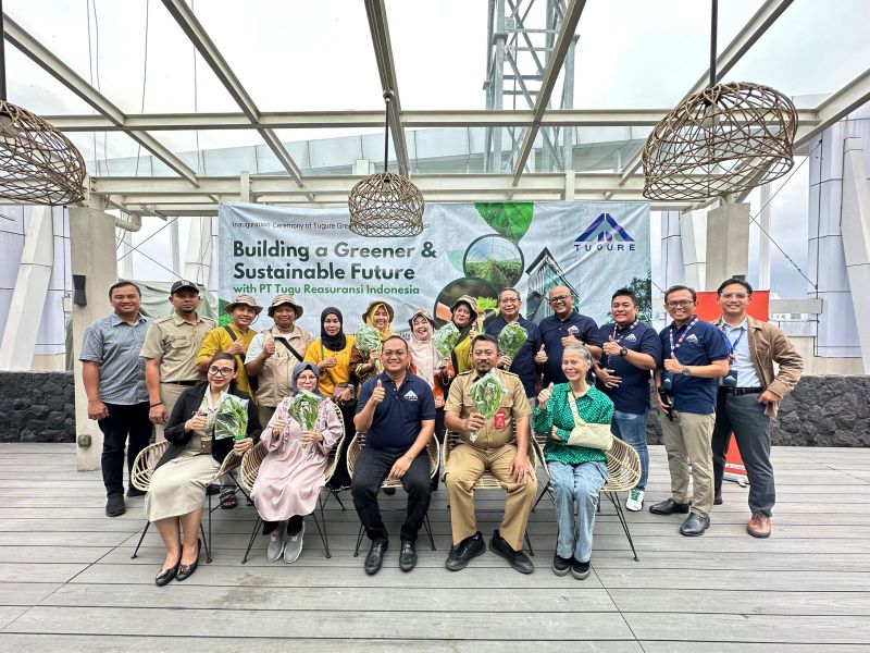 Kelompok Tani Sehati Cikini dan PT Tugu Reasuransi Indonesia (Tugure) memanfaatkan Gedung Tugure di Cikini, Jakarta Pusat, menjadi ruang hijau. - Image