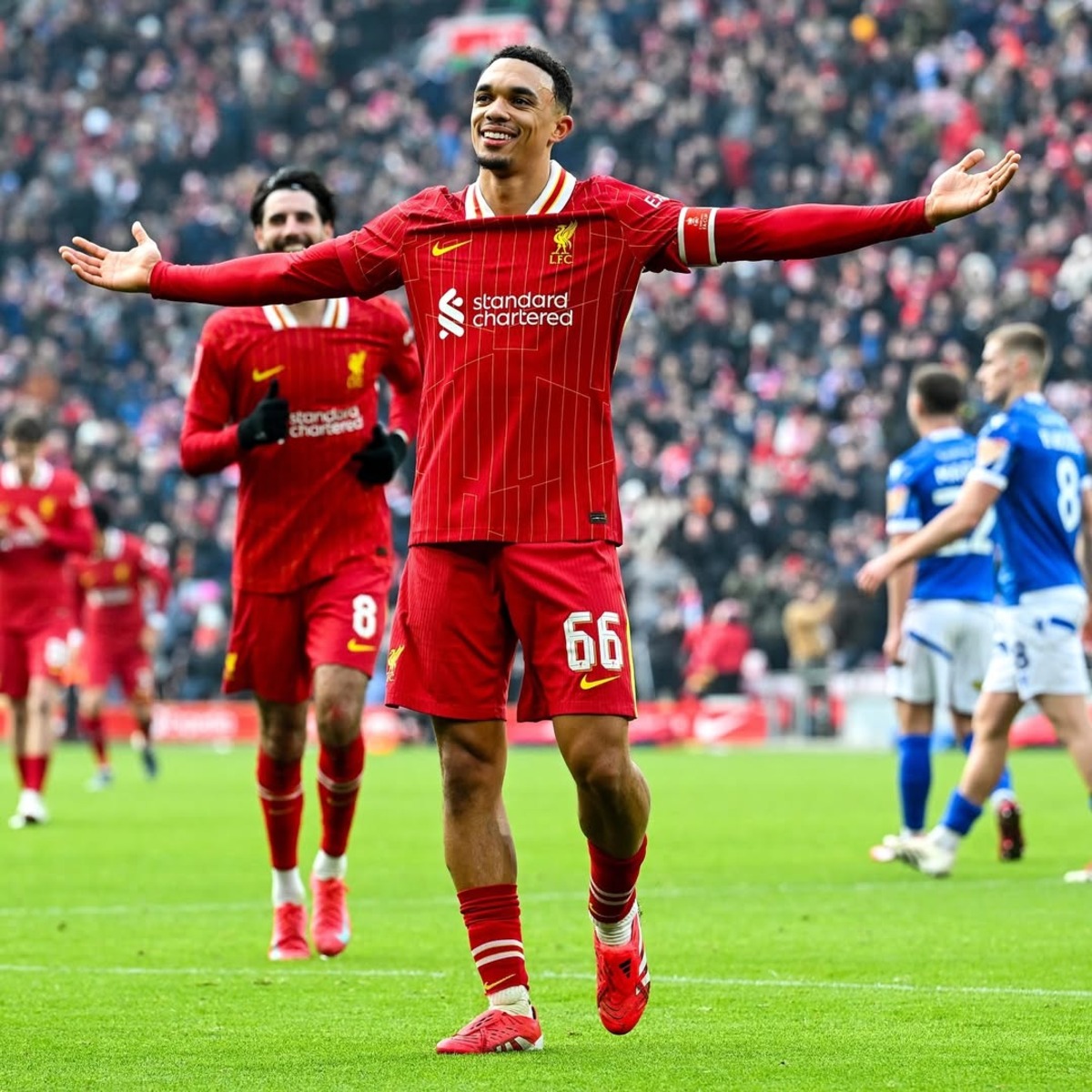 Selebrasi Trent Alexander-Arnold setelah berhasil cetak gol ke gawang Accrungton Stanly di Anfield pada Sabtu (11/1). (Instagram/@trentarnold66) - Image
